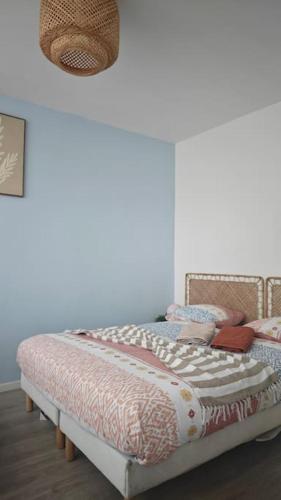 - une chambre avec un lit dans l'établissement Escapade Culturelle - Studio Roubaix, à Roubaix