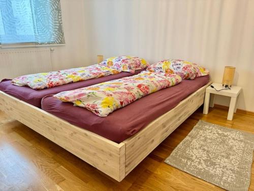 Postel nebo postele na pokoji v ubytování Happy Home near Airport with Free Parking