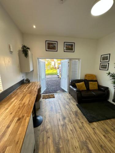 Un lugar para sentarse en Superb Guest Suite in Caldicot with Parking