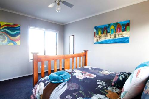 a bedroom with a bed and a painting on the wall at The Wetlands in Warrnambool