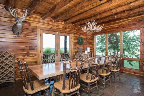 Φωτογραφία από το άλμπουμ του Stunning Cedar Log Home with Panoramic Views - Hot Tub - Game Bar & Theatre Rooms σε Coshocton