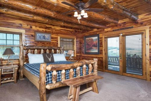 Ένα ή περισσότερα κρεβάτια σε δωμάτιο στο Stunning Cedar Log Home with Panoramic Views - Hot Tub - Game Bar & Theatre Rooms