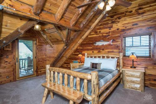 Ένα ή περισσότερα κρεβάτια σε δωμάτιο στο Stunning Cedar Log Home with Panoramic Views - Hot Tub - Game Bar & Theatre Rooms