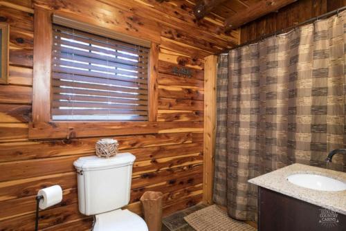 Ένα μπάνιο στο Stunning Cedar Log Home with Panoramic Views - Hot Tub - Game Bar & Theatre Rooms