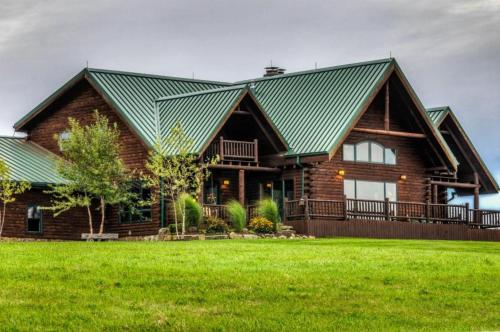 Κήπος έξω από το Stunning Cedar Log Home with Panoramic Views - Hot Tub - Game Bar & Theatre Rooms