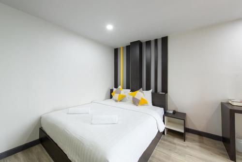 Ένα ή περισσότερα κρεβάτια σε δωμάτιο στο Riski Residence Bangbuathong