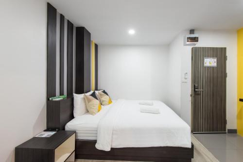 Ένα ή περισσότερα κρεβάτια σε δωμάτιο στο Riski Residence Bangbuathong