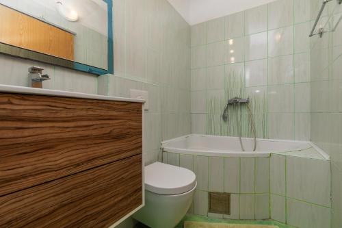 Ένα μπάνιο στο Apartments by the sea Igrane, Makarska - 23620