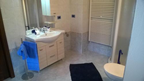 bagno con lavandino e servizi igienici di Maison Giulietta a Fontainamore