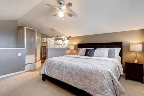Ένα ή περισσότερα κρεβάτια σε δωμάτιο στο Cozy Condo with Epic Mountain Views, Parking, Air Con