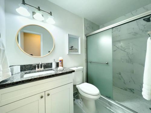 un bagno con wc, lavandino e doccia di Costa Bella House a Port Saint Lucie