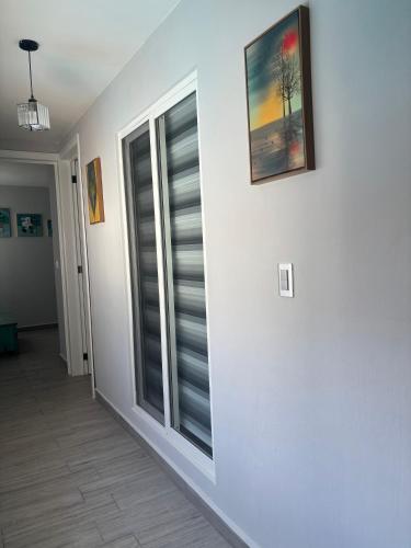 a white wall with a window in a hallway at Estancia inteligente in Mexico City