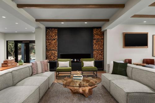 Χώρος καθιστικού στο The Inelle, Oakhurst Yosemite, a Tribute Portfolio Hotel