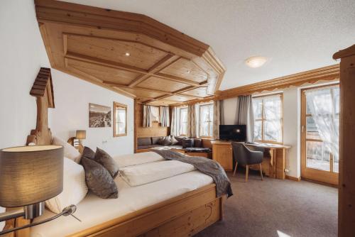 TV a/nebo společenská místnost v ubytování Genusshotel Vermala Montafon