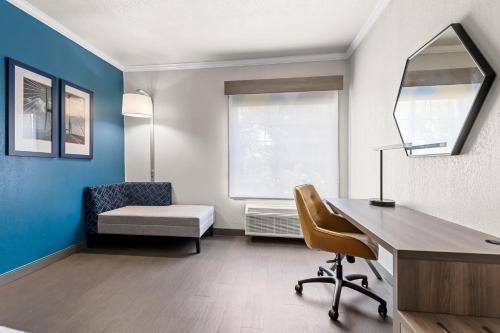 Χώρος καθιστικού στο Holiday Inn Express Saint Simons Island by IHG
