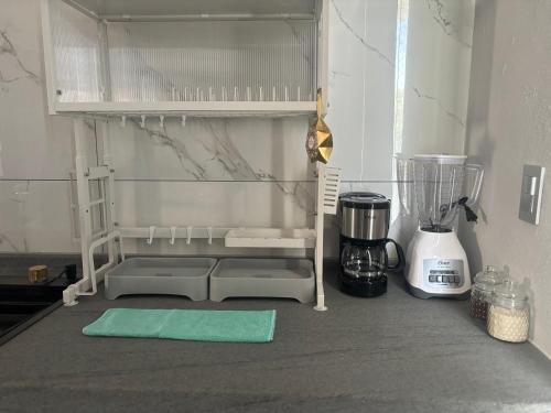 a kitchen with a counter top with a blender at Estancia inteligente in Mexico City