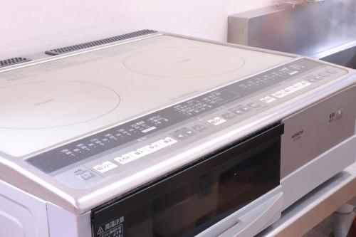 a microwave oven sitting on a counter in a kitchen at 二尊院宿坊えんとき in Nagato