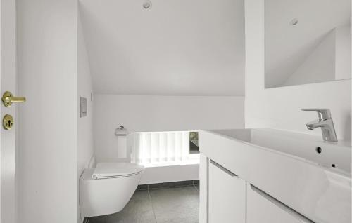 Ένα μπάνιο στο Awesome Home In Thisted With Wifi