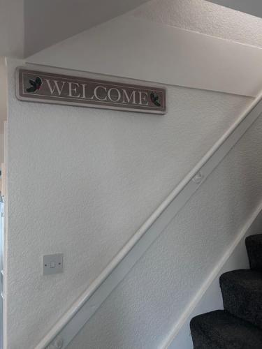 a welcome sign on the side of a stairway at HavilaHome Retreat in Manchester