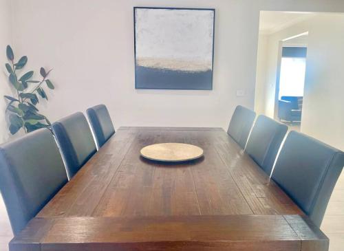 Ruang duduk di Spacious and Modern Home away from Home