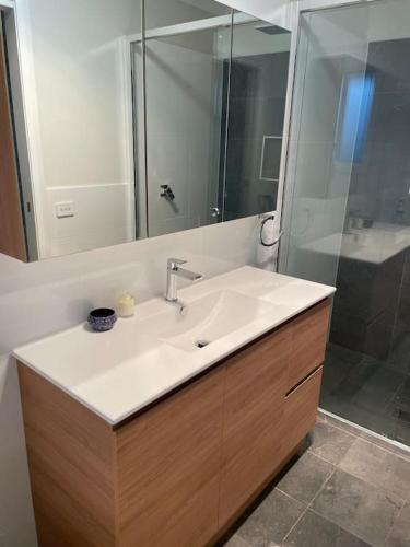Bilik mandi di Spacious and Modern Home away from Home