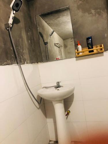 a bathroom with a sink and a mirror at MAMA LILI'S HOMESTAY in Hao Su Ngai