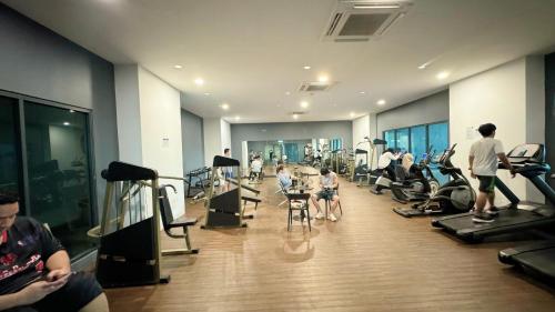un grupo de personas haciendo ejercicio en un gimnasio en VISTA Bangi Fully Air Con Suite Plus Netflix with WIFI 600mbps, en Kampong Sungai Ramal Dalam