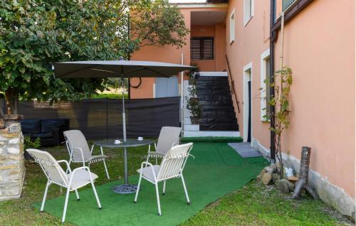 a table and chairs with an umbrella in a yard at Casa Alloggio Relax in Montorio al Vomano