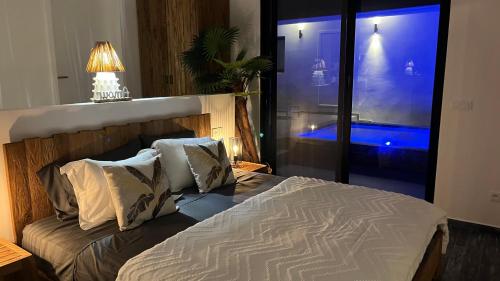 Ένα ή περισσότερα κρεβάτια σε δωμάτιο στο Villa prestigieuse avec vue spectaculaire sur l Anse Marcel
