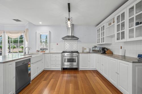 Η κουζίνα ή μικρή κουζίνα στο Chateau On Vines - Aldinga - C21 SouthCoast Holidays