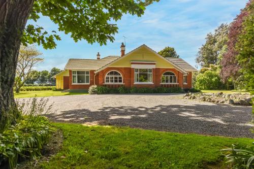 a house with a driveway in front of it at Springfields Homestead - Rapaura Holiday Home in Blenheim