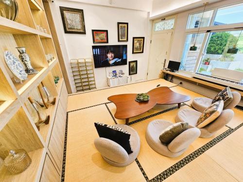 a living room with a table and chairs and a television at 輕安漫旅電梯民宿 in Taitung City