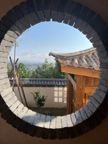 Balkoni atau teres di Zen mountain residence half hidden in the mountains