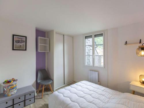 une chambre avec un lit, un bureau et une fenêtre dans l'établissement Appartement Centre Cauterets, Confort Moderne, Cuisine Équipée - FR-1-401-307, à Cauterets