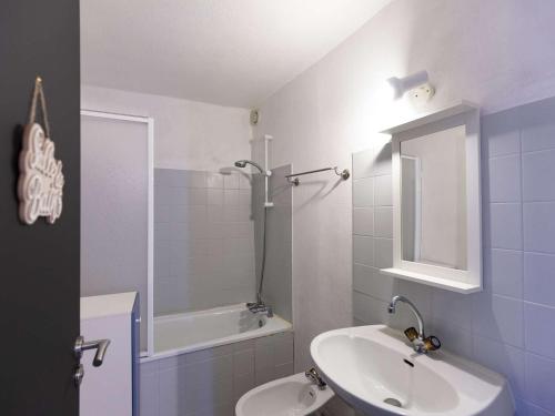 une salle de bain avec un lavabo, des toilettes et une baignoire dans l'établissement Appartement Centre Cauterets, Confort Moderne, Cuisine Équipée - FR-1-401-307, à Cauterets