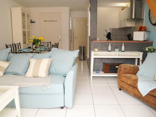 un salon avec un canapé et une table dans l'établissement Villa avec piscine et wifi, 6 pers, Le Barcarès - FR-1-81-624, au Barcarès