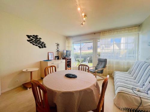 un salon avec une table et un canapé dans l'établissement Appartement confortable 2 pièces avec balcon et parking à Quiberon - FR-1-478-304, à Quiberon
