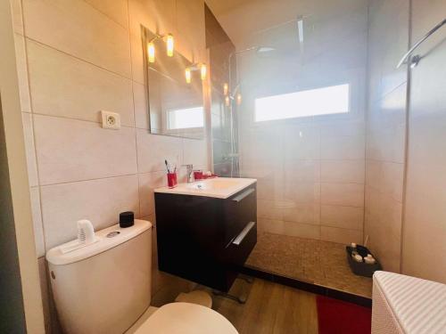 une salle de bain avec toilettes et lavabo dans l'établissement Appartement confortable 2 pièces avec balcon et parking à Quiberon - FR-1-478-304, à Quiberon
