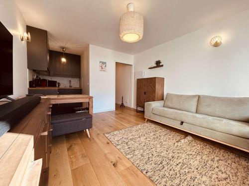 un salon avec un canapé et une cuisine dans l'établissement Studio cabine 4 pers. à Monêtier-les-Bains, parking, balcon avec vue montagne - FR-1-330F-242, au Monêtier-les-Bains