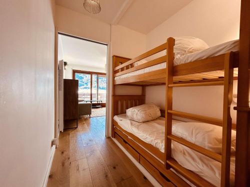 - une chambre avec 2 lits superposés et un miroir dans l'établissement Studio cabine 4 pers. à Monêtier-les-Bains, parking, balcon avec vue montagne - FR-1-330F-242, au Monêtier-les-Bains