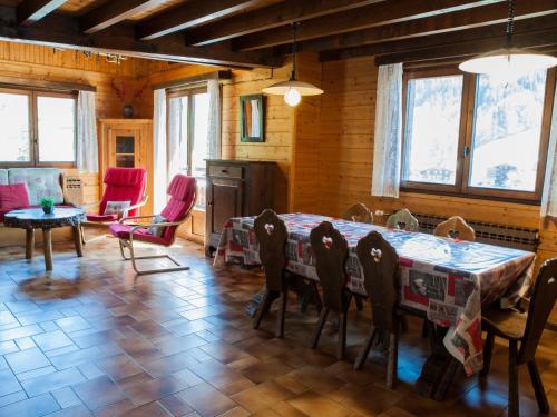 une salle à manger avec une table et des chaises dans l'établissement Chalet spacieux 4 chambres près pistes, Le Grand-Bornand - FR-1-467-134, au Grand-Bornand