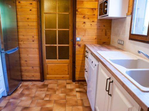 une cuisine avec un évier et un plan de travail dans l'établissement Chalet spacieux 4 chambres près pistes, Le Grand-Bornand - FR-1-467-134, au Grand-Bornand