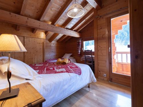 un chien dormant sur un lit dans une cabine dans l'établissement Chalet spacieux 10 pers. près pistes ski, parking privé - FR-1-467-135, au Grand-Bornand