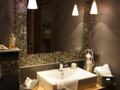 une salle de bain avec un lavabo blanc et un miroir dans l'établissement Charmant chalet 4 pers avec cheminée au Grand-Bornand - FR-1-467-137, au Grand-Bornand
