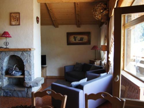 un salon avec un canapé et une cheminée dans l'établissement Charmant appartement près des pistes, parking inclus - FR-1-467-138, au Grand-Bornand