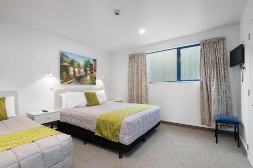 a bedroom with two beds and a window at Panorama Motor Lodge in Timaru