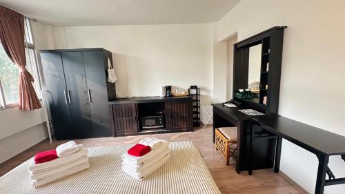 a room with a vanity and a desk with a mirror at Seoul Boutique Hotel 서울부티크호텔 首尔精品酒店 in Pattaya Central
