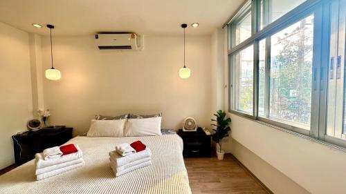 un dormitorio con una cama grande con toallas encima en Seoul Boutique Hotel 서울부티크호텔 首尔精品酒店, en Pattaya central