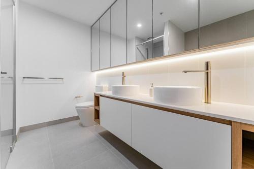 Η κουζίνα ή μικρή κουζίνα στο StayAU Spacious 2BR Stunning Sunset Views