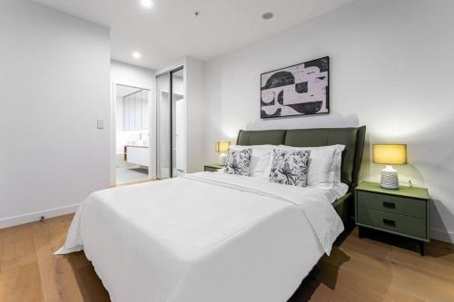Ένα ή περισσότερα κρεβάτια σε δωμάτιο στο StayAU Spacious 2BR Stunning Sunset Views